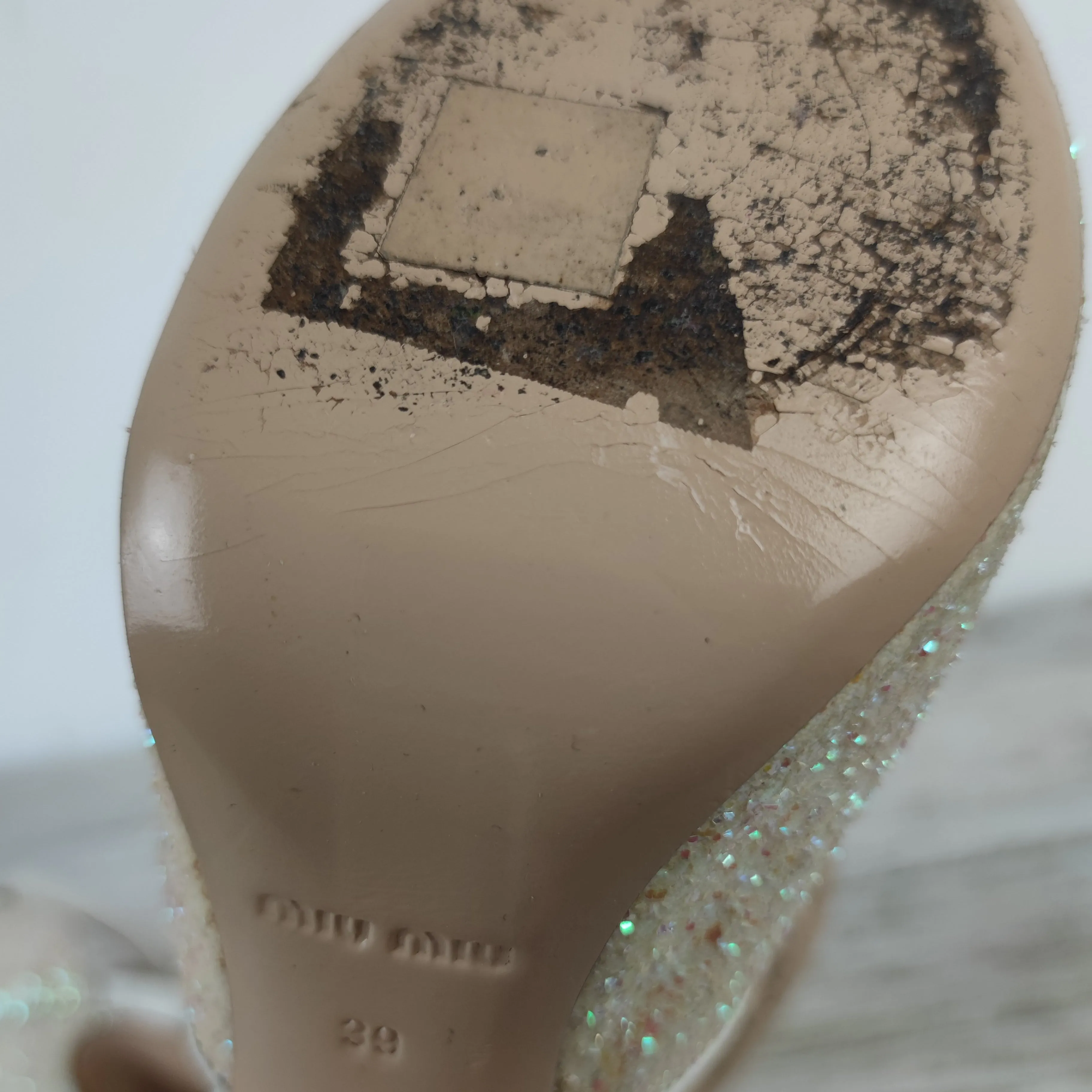 scarpe con glitter e tacco ad arco